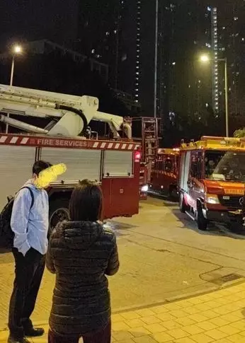 長宏邨宏文樓一個單位凌晨發生火警，約50人自行疏散。FB圖片