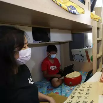 劏房兒童在狹小空間內學習。資料圖片