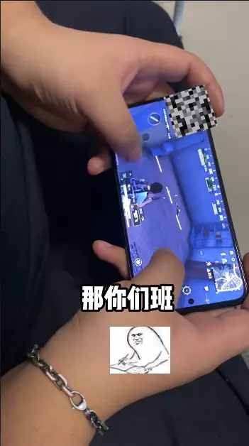 媽媽深入虎穴詢問學生。影片截圖