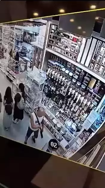 疑兇揀好刀後到櫃員機付款。