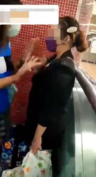 影片看到一名外傭圍著另一名外傭指罵，地點在港鐵站入閘後扶手電梯旁。