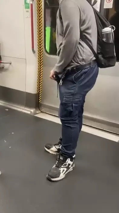 有男子於港鐵車廂內，當眾解開褲頭小便。（FB影片截圖）