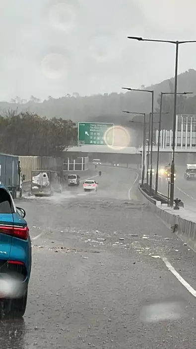 因路面有積水，元朗公路（往上水方向）近丹桂村封路。fb香港突發事故報料區Bosco Chu圖片