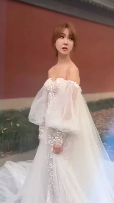 不過就有內地網民分享出拍攝這輯婚紗相的影片