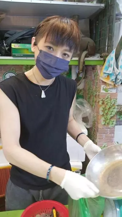 在牛池灣街市經營菜檔的嘉俊,因為這張相而被大讚有書卷味。(網上圖片)