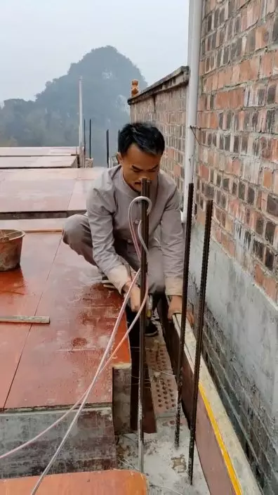 翻版林正英是一名建築工人。