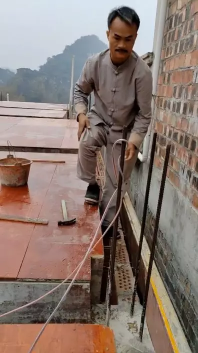 翻版林正英是一名建築工人。