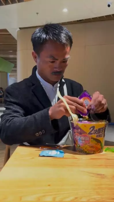 雖然輪廓有點似,但最主要是髮型和鬍子。