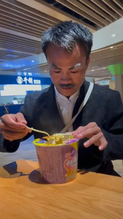眉毛亦很相似。