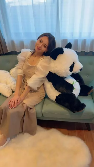 吉澤明步獲烹飪班學生慶祝39歲生日,引退3年的她增添幾分「中女」味。