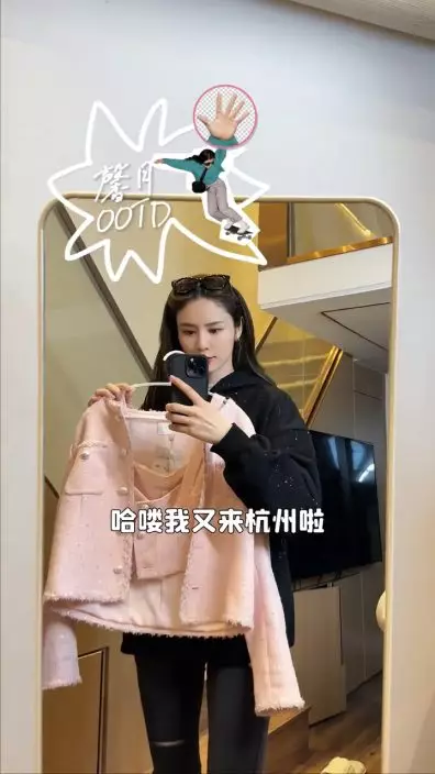 張馨月參加過《星姐選舉時尚寶貝季》獲得時尚造型獎,但她的衣着品味卻引來網民批評,甚至將她與林峯的舊愛吳千語比較。