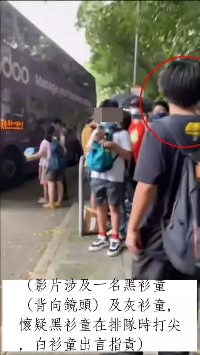 影片涉及一名黑衫少年(背向鏡頭)及灰衫少年,懷疑黑衫童在排隊時打尖,白衫童出言指責