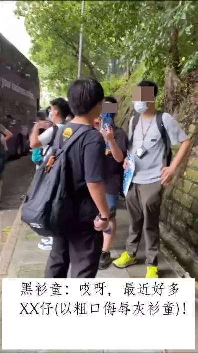 黑衫少年:哎呀,最近好多XX仔(以粗口侮辱灰衫童)!