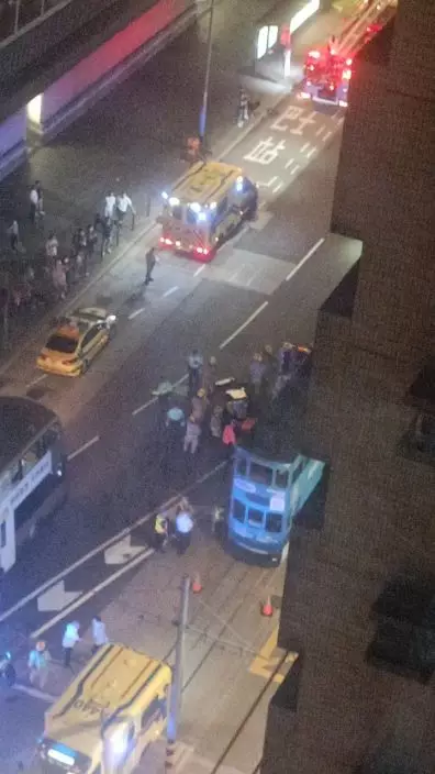 西環男子踩單車捱電車撞。fb「西環變幻時」群組圖片