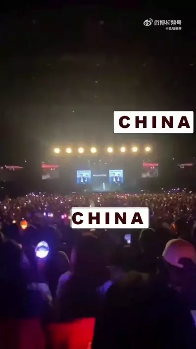 主持人裝作沒聽到、聽不懂。於是，台下現場觀眾集體高喊「China！China！ China！」，聲音響徹整個場館。