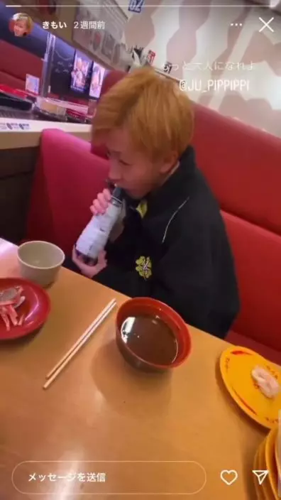 該金髮高中生在一間壽司郎分店狂舔醬油罐及茶杯的影片。