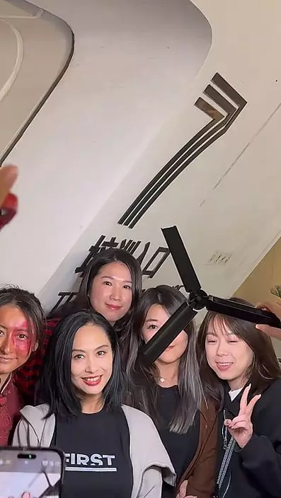 朱茵凍齡淡妝與舞台劇粉絲互動。
