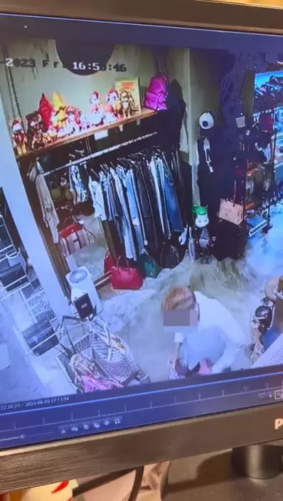 男子在櫥窗位置偷取4個手袋。