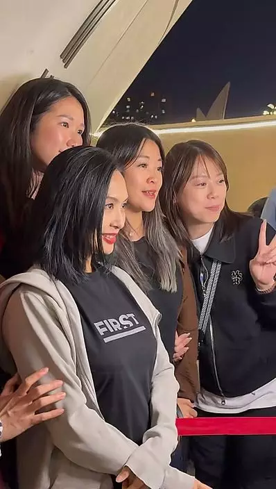 朱茵在長沙演出《驢得水》後與粉絲合照簽名。