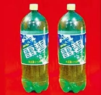 山寨的「雷碧」和正牌的「雪碧」很相似。