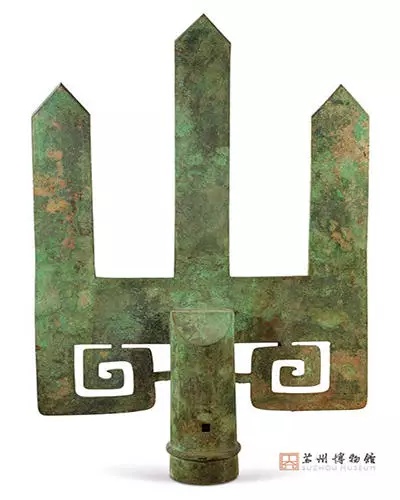 「山」字儀仗禮器（複製品）。象徵中山王的權威，是中山國特有的青銅器。(網上圖片)