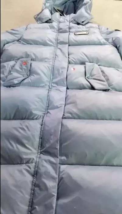 內地顧客穿網購羽絨褸赴哈爾濱旅遊後再退貨，引爆誠信與退貨制度爭議。影片截圖