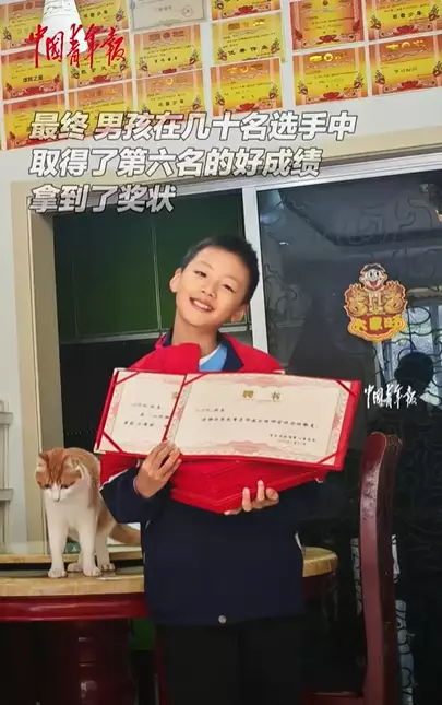 男孩首次參加跳遠比賽，父親以「托舉」陪練助他建立動作與信心。「人民日報香港」FB影片截圖