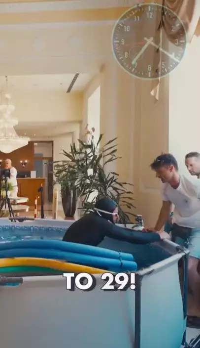 潛水員借「純氧」輔助水下憋氣逾29分鐘打破「最長自主憋氣時間」世界紀錄。影片截圖