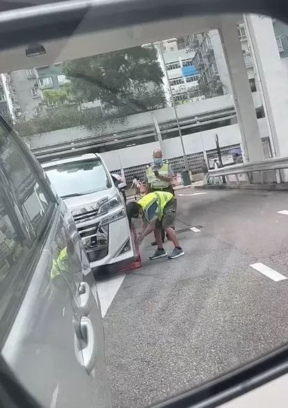 網民直擊該鎖車隊以7秒鎖車。