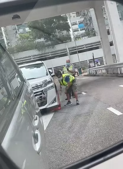 鎖車隊手法熟練。