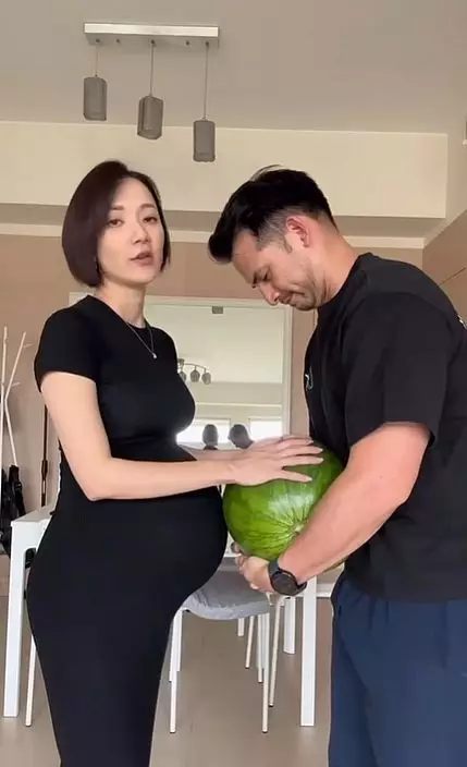 王君馨Daniel西瓜挑戰模擬孕婦。IG影片截圖