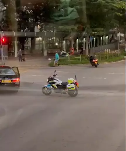 藍衫鐵騎士跑向行人路加入援手。網片截圖