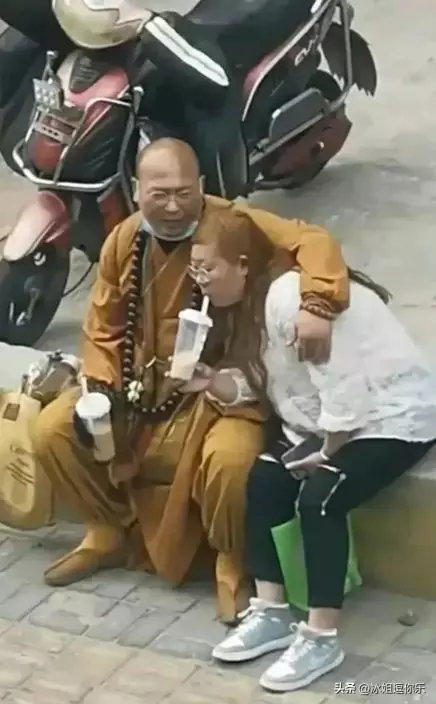 二人在街頭齊喝奶茶。