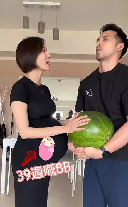 Daniel在Grace的協助下,把一個重達25磅(約11公斤)的超大西瓜綁在肚子上。IG影片截圖