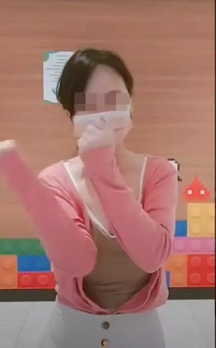 她跟隨音樂律動身體。影片截圖