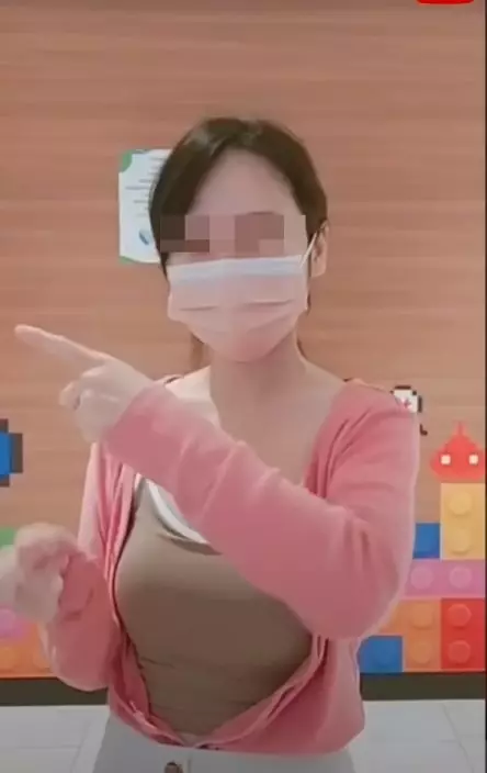 在女子跳舞期間,其胸部一直搖晃。影片截圖