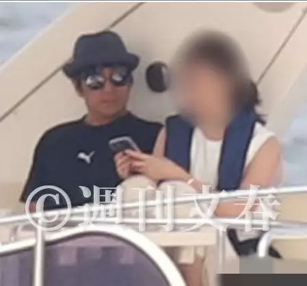 近藤同第三者去沖繩渡假。