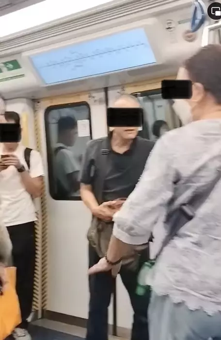 其他長者見狀,上前勸港女收聲。(FB影片截圖)