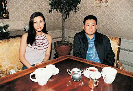 前港姐冠軍李嘉欣1989年成為劉鑾雄紅顏知己，當年劉鑾雄仍未跟元配寶詠琴離婚。 ​