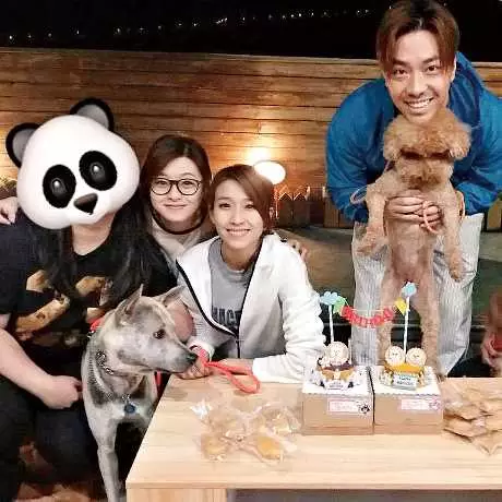 同年傳姚子羚(右二)靠投其所好,成功從Janice Man手上撬走鄭子邦。