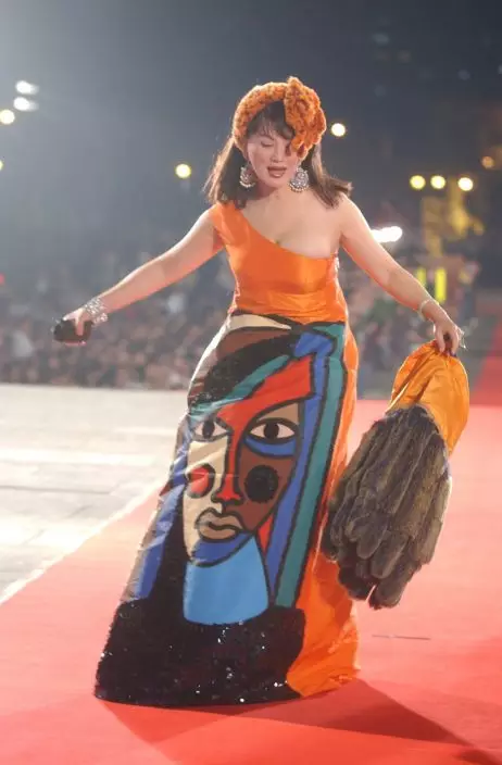 早年曾參加台灣金馬獎頒獎典禮。
