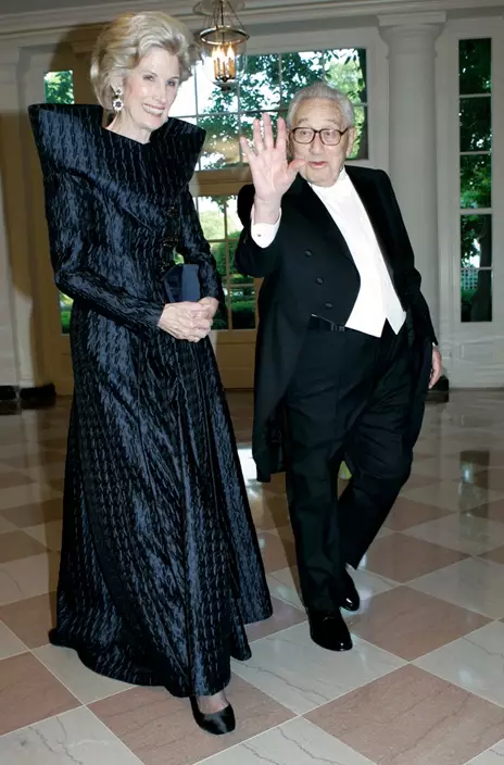 2007年5月7日，華盛頓白宮，基辛格(右)和他的妻子南希出席為英國女王伊利沙伯二世及其丈夫菲臘親王舉行的國宴。AP資料圖片