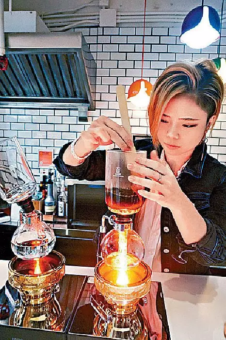 咖啡師Joey亦擅長沖泡虹吸咖啡。