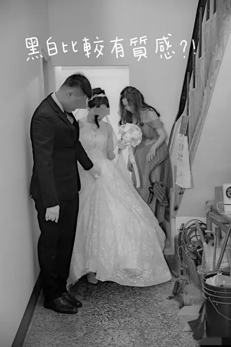 多張黑白照片，令新娘大感無奈，又笑問黑白是否較有質感。Facebook 「爆廢公社」圖片