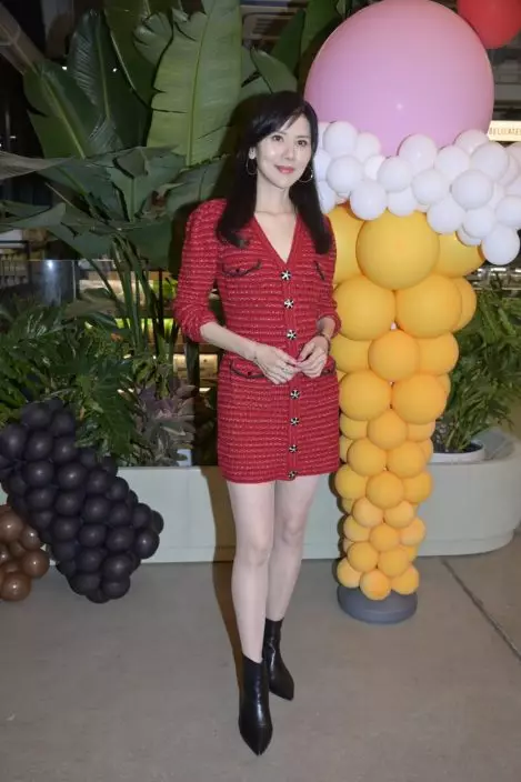 朱潔儀以香港色彩為題作畫。