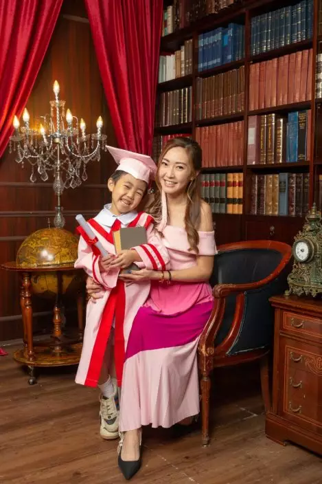 Wesley幼稚園畢業,剛升讀小一。