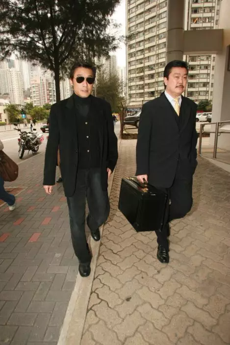 黃錦燊大律師代表梁家輝（左）到東區裁判署應訊。