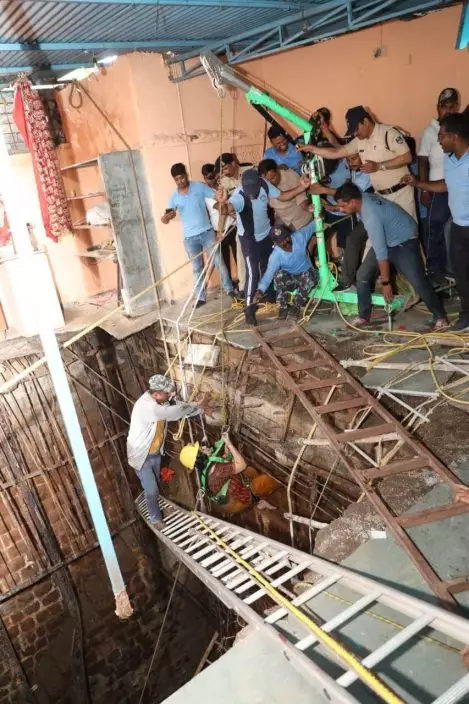 印多爾（Indore）寺廟地板崩塌，一名婦人獲救。Indore Commissioner Twitter圖片