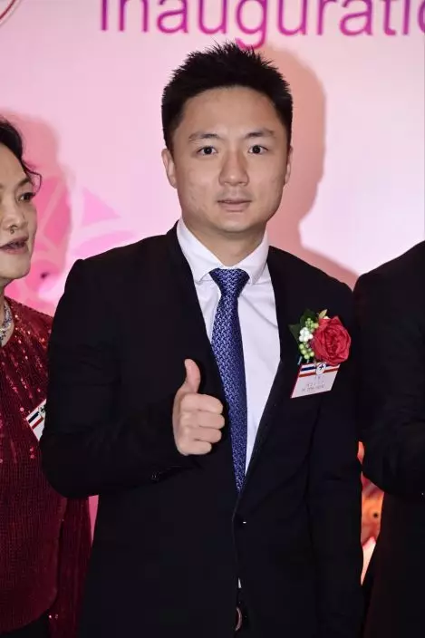 鍾培生成為總理。