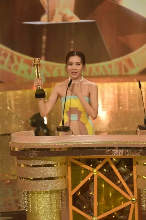 李佳芯更憑《BB來了》在《萬千星輝頒獎典禮2018》勇奪視后寶座。
